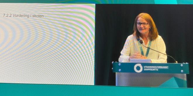 Anne Cathrine Fodstad avbildet i halvfigur på talerstolen