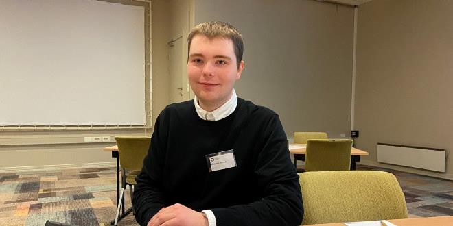 Bilde av Benjamin Røyland i halvfigur.