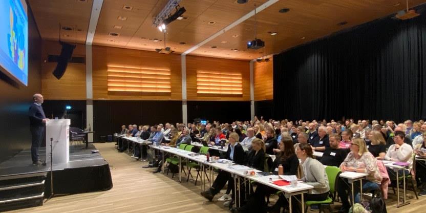 Steffen Handal holder innledning under Skolelederkonferansen 2021. 