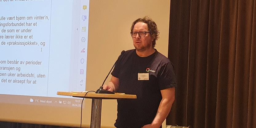 Bilde av Roar Busterud på talerstolen på Scandic Lillehammer
