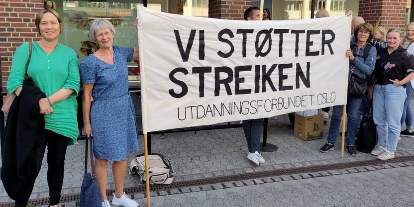 Foto av tillitsvalgte, med banner med teksten: Vi støtter streiken - Utdanningsforbundet Oslo"