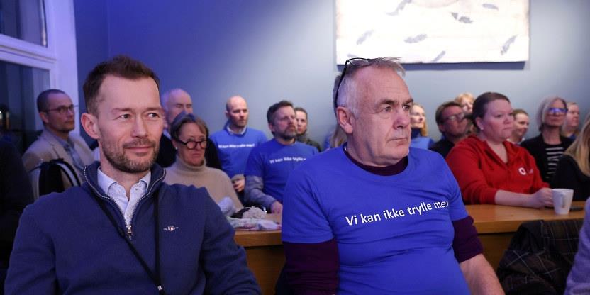 Bilde av rektorene Even Nedberg og Rune Ek som deltok på «rektoropprøret» i Bærum nå nylig. De sitter i kommunestyret, Ek har på seg blå t-skjorte med teksten "Vi kan ikke trylle mer!".