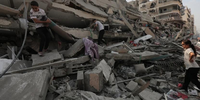 Foto av barn som rydder opp i ruinene i Gaza