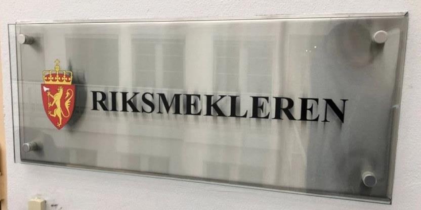 Bilde av dørskilt hos Riksmekleren