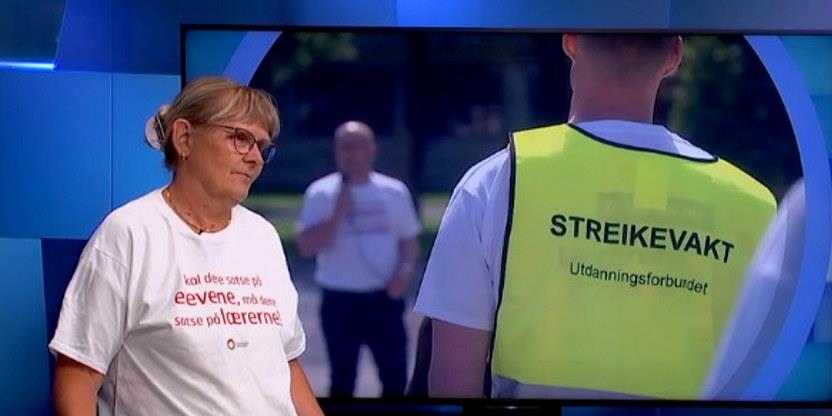 Bilde fra sendingen til NRK om streiken i Innlandet. Viser Aud Heiberg i studio med bilde av en person med streikevakt-skjorte bak seg