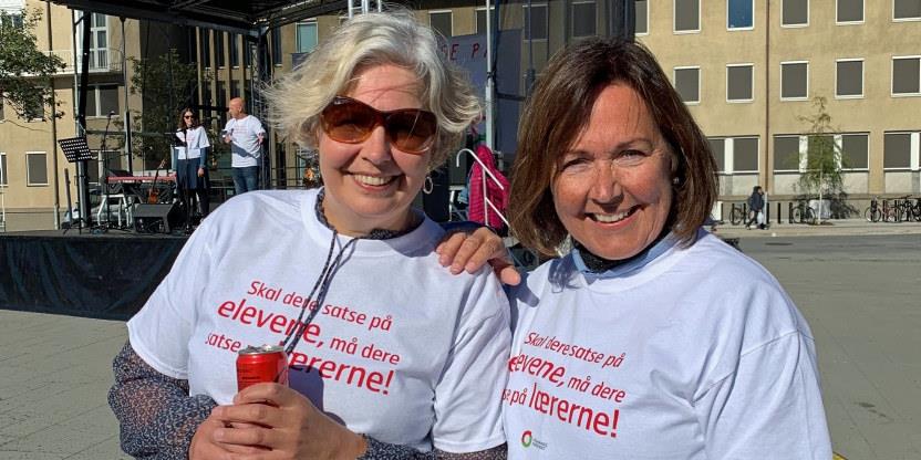 Foto av to kvinner på streikemarkering - fylkesleder Anita Karlsen og sentralstyremedlem Siri Lode