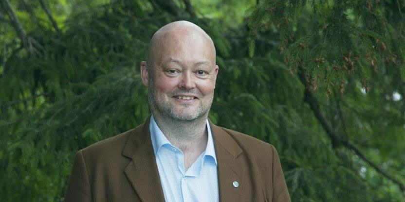 Bilde av Stig Vaagan, tatt ute foran et grantre
