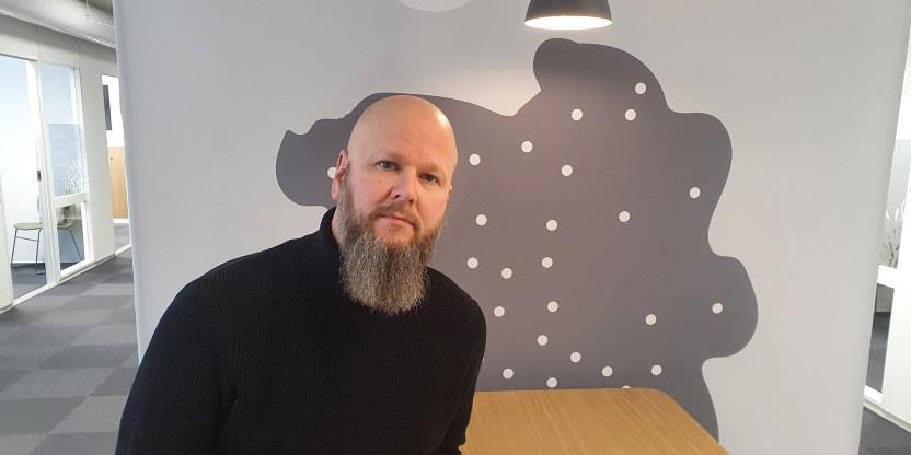 Bilde av Thore Johan Nærbøe foran et kart over Innlandet