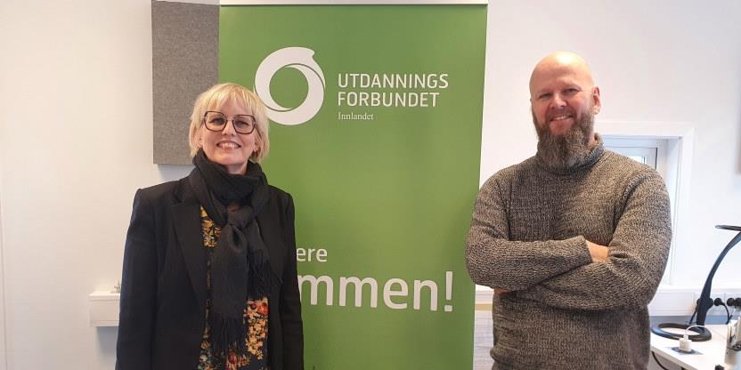 Bilde av Torill Beitdokken og Thore Johan Nærbøe stående foran en roll up