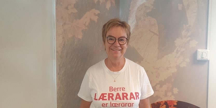 Bilde av Gry Rollag Føsker med Tskjorte: Berre lærarar er lærarar