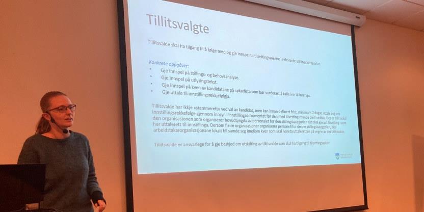 Kvinne holder foredrag. Foto.