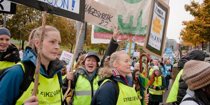 Foto av streikende barnehagelærere