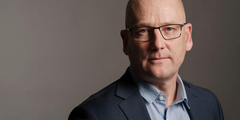 Nærbilde av Steffen Handal. Han har på seg dressjakke og skjorte og ser alvorlig ut.
