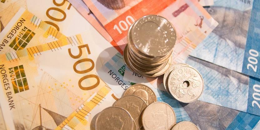 Bilde av sedler og mynter av norske kroner.