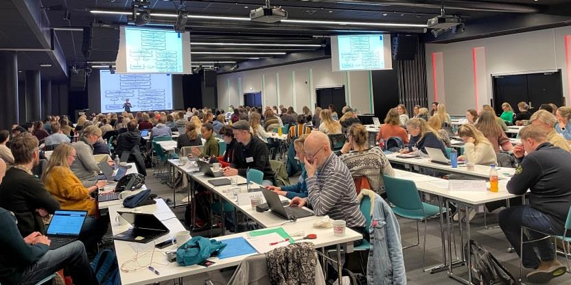 Bilde av sal med mange tillitsvalgte som har kurs. Foto.