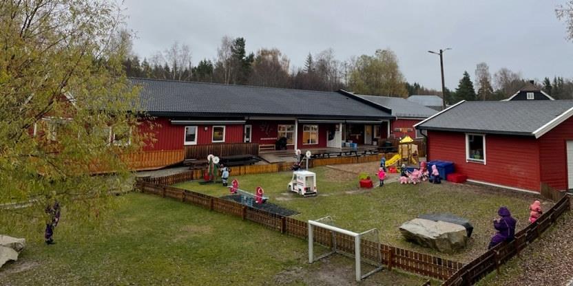 Bilde av Tjura barnehage. Barn leker ute.