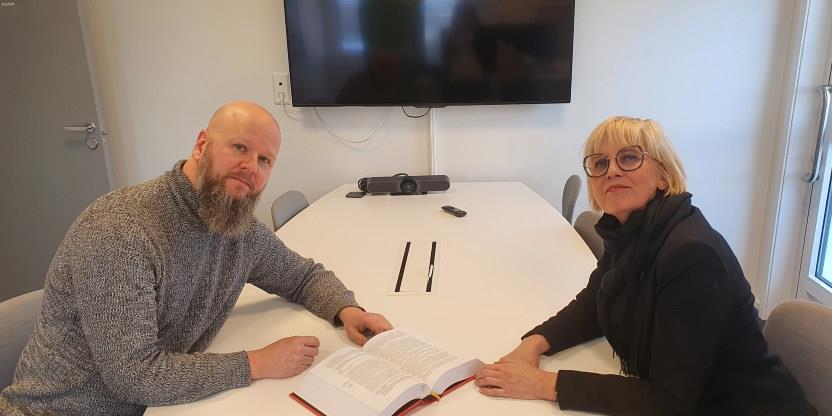 Bilde av Thore Johan Nærbøe og Torill Beitdokken sittende ved et bord