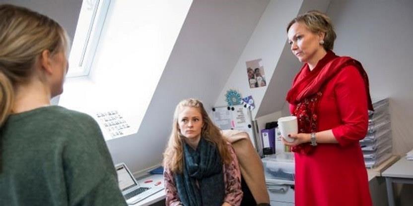Foto: Tillitsvalgt diskuterer med to medlemmer på arbeidsplassen