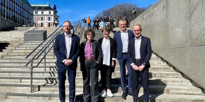 Foto av forhandlingslederne i en trapp.