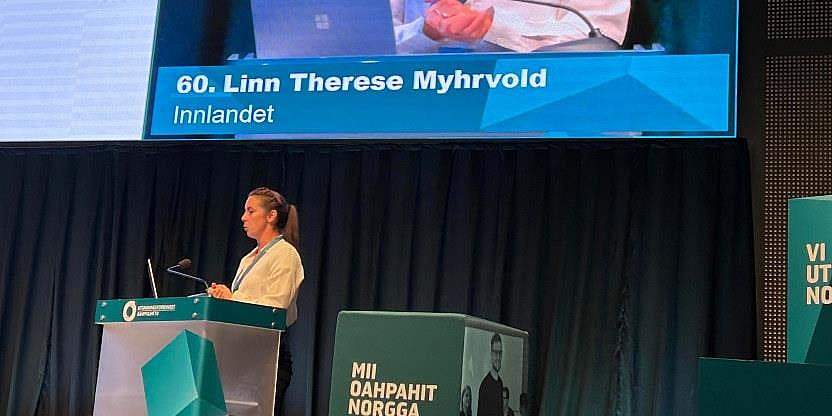 Bilde av Linn Therese Myhrvold fra talerstolen på landsmøtet i Utdanningsforbundet Innlandet