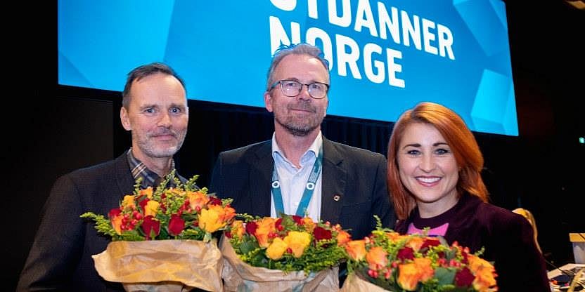 Utdanningsforbundets nye ledertrio, med bilde av Ann Mari Milo Lorentzen, Geir Røsvoll og Thom Bjørnar Jambak, alle med en blomsterbukett i hånda. 
