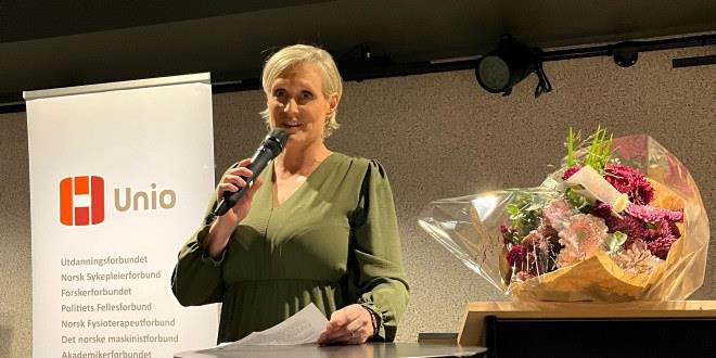 Bilde i halvfigur av Karianne Skoland idet hun mottar prisen som årets verneombud.