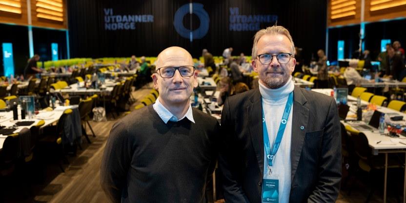 Her er avtroppende leder, Steffen Handal, og påtroppende leder, Geir Røsvoll, avbildet i møtesalen under en pause i årets landsmøte. 